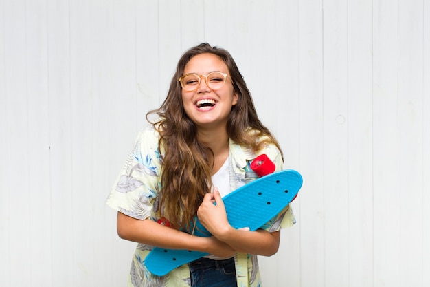 Jolie femme avec une planche à roulettes