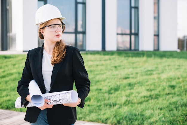 Jolie femme avec des plans