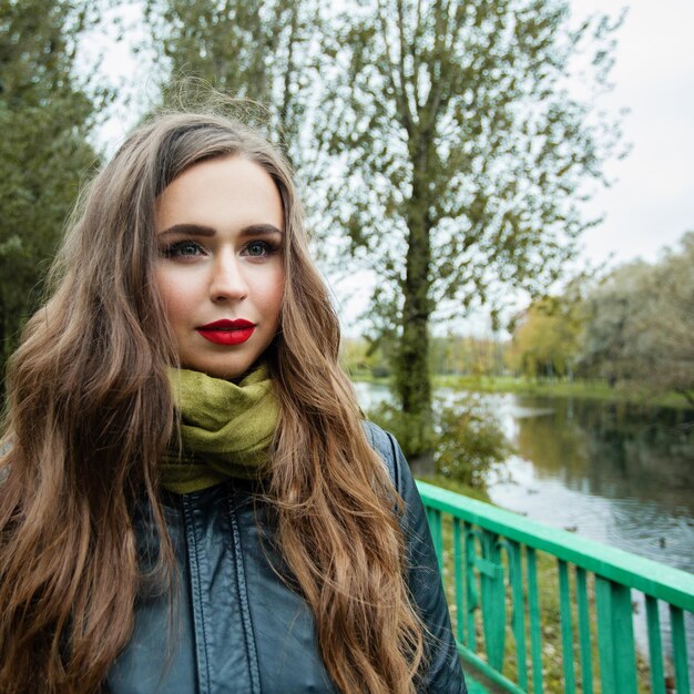 Jolie femme en plein air dans le portrait du parc