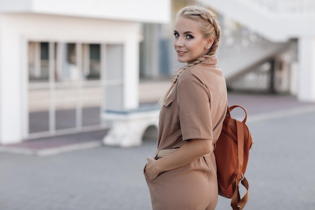 jolie femme en plein air