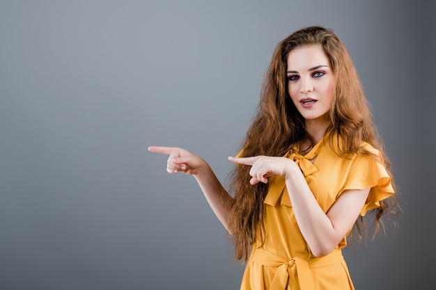 Jolie femme pointant vers la surface