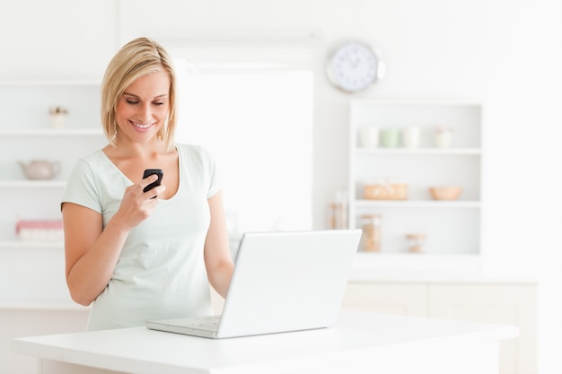 Jolie femme avec un portable et un ordinateur portable