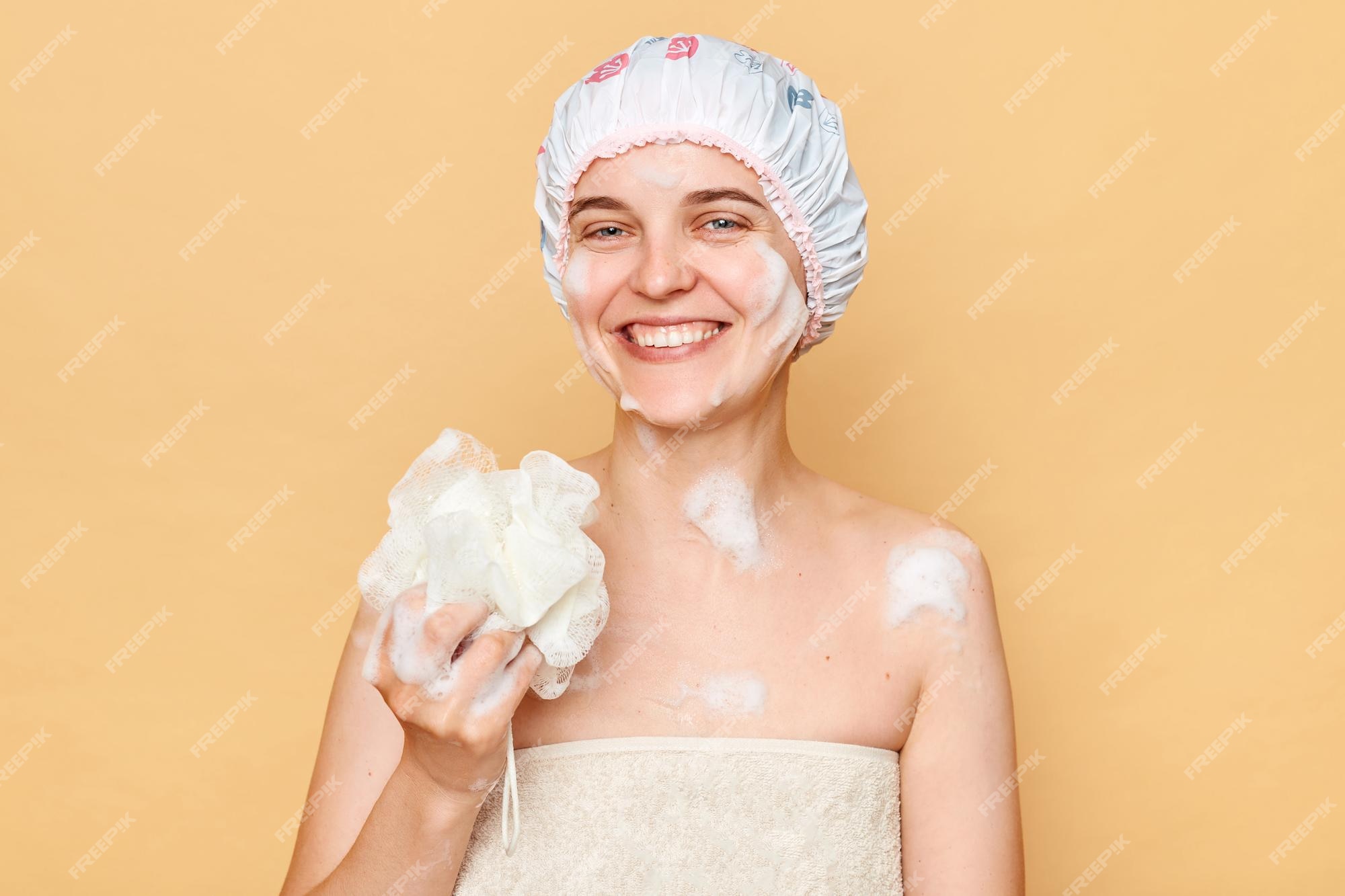 Jolie Femme Portant Un Bonnet De Douche Debout Isolé Sur Fond