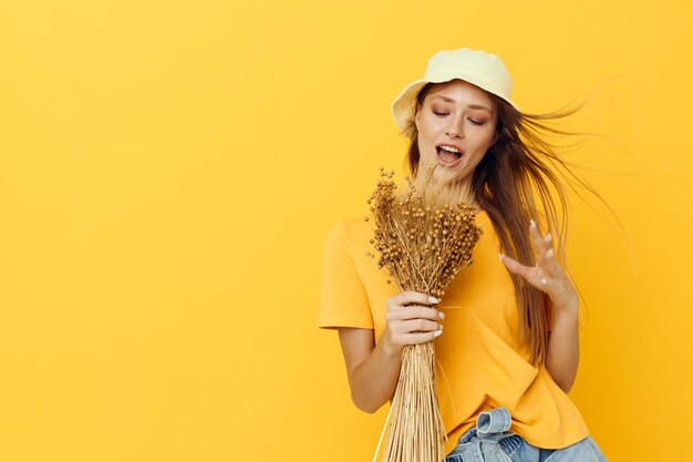 Jolie femme portant un chapeau fleurs sèches été style fond isolé