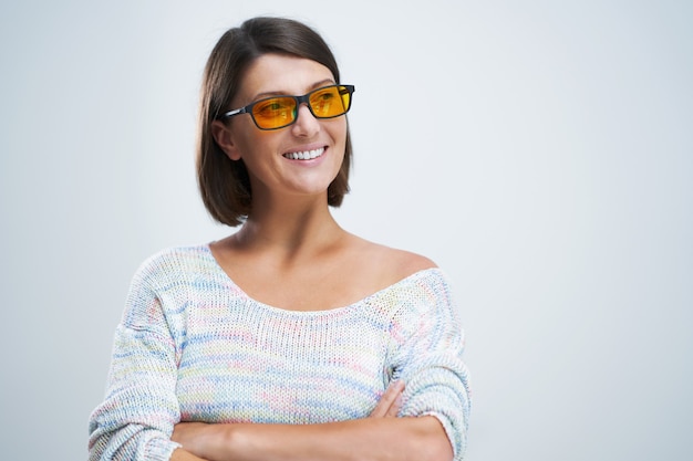 Jolie femme portant des lunettes de blocage bleu jaune isolé sur fond blanc