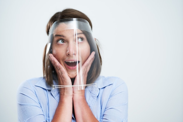 Jolie femme portant un masque de protection isolé sur fond blanc