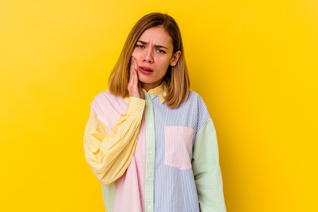 Une jolie femme posant sur fond jaune