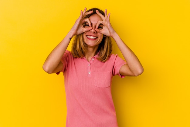 Une jolie femme posant sur fond jaune