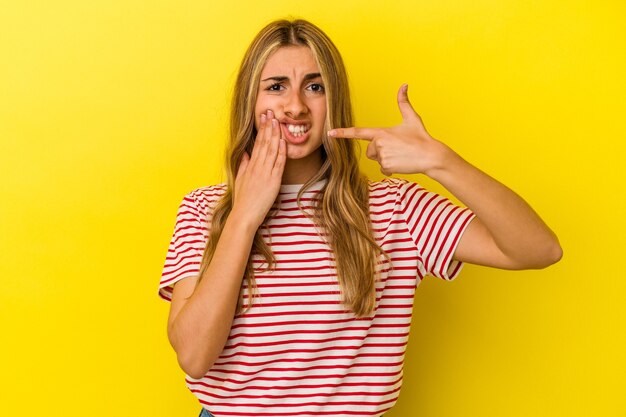 Une jolie femme posant sur fond jaune