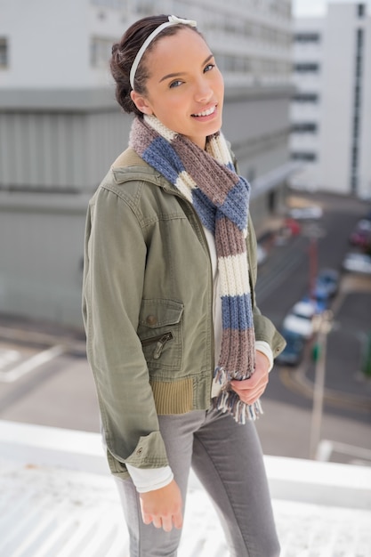 Jolie femme posant