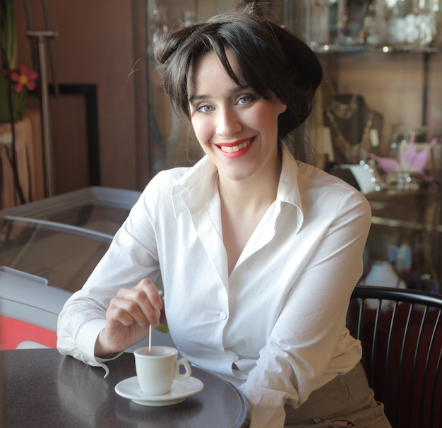 jolie femme en prenant un café