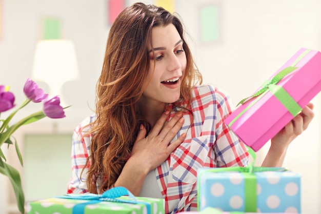 jolie femme préparant des cadeaux de Pâques à la maison