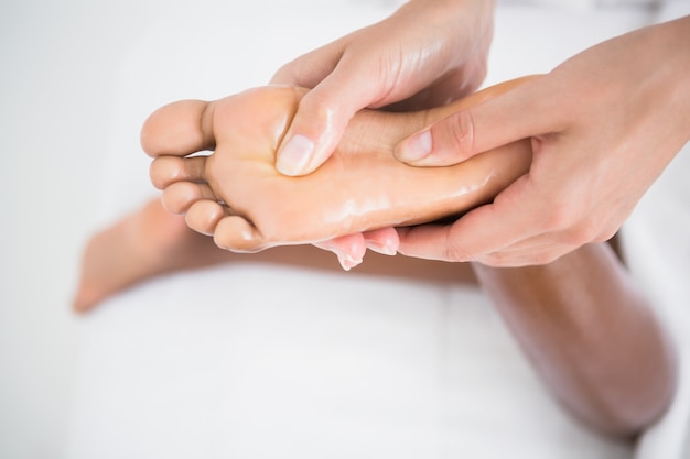 Jolie femme profitant d&#39;un massage des pieds