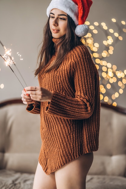 Jolie femme en pull et lingerie