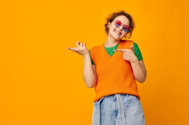 Jolie femme pulls orange lunettes de soleil lunettes multicolores alimentation style de vie inaltéré