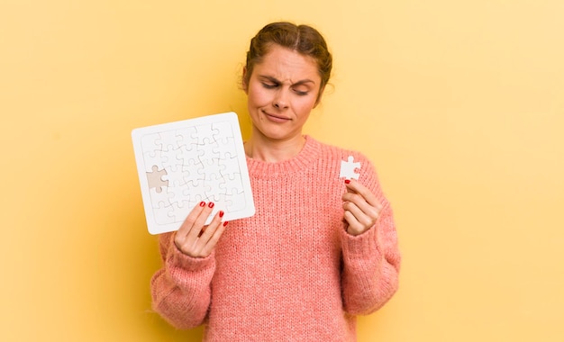 Jolie femme avec un puzzle