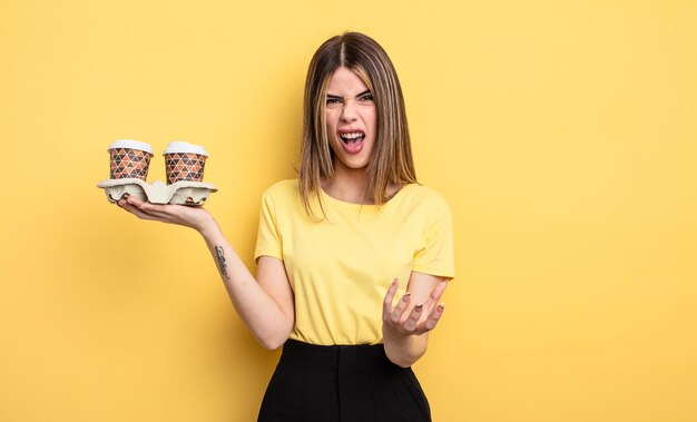 Jolie femme qui a l'air en colère, agacée et frustrée. concept de cafés à emporter