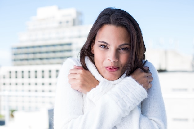 Jolie femme qui commence à avoir froid