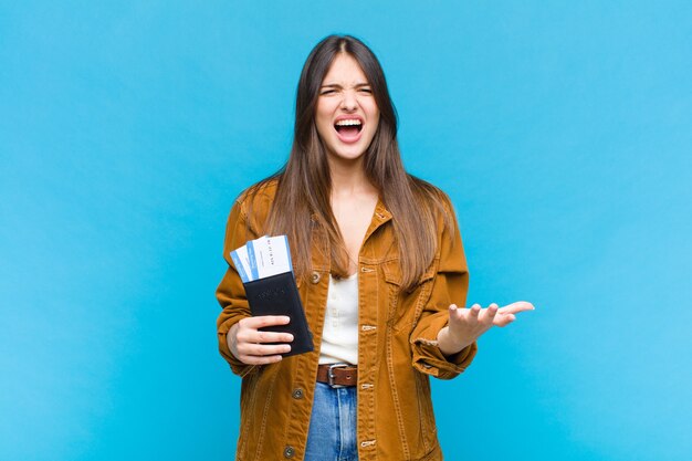 Jolie femme à la recherche de colère, ennuyé et frustré crier wtf