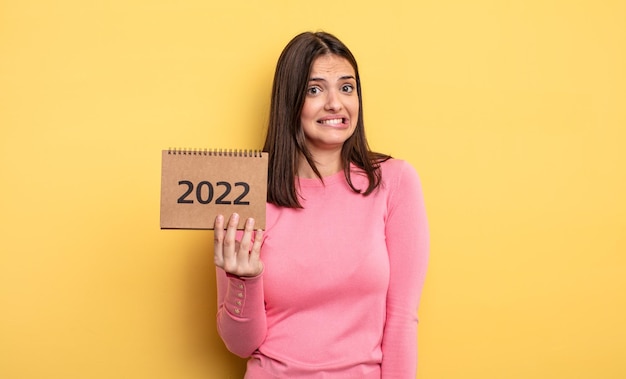 Jolie femme à la recherche de concept de calendrier 2022 perplexe et confus