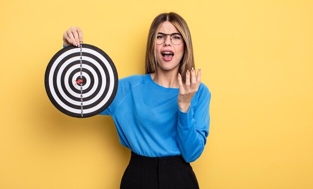 Jolie femme à la recherche désespérée, frustrée et stressée. concept de fléchette diana