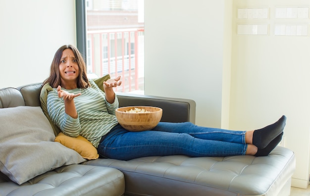 Jolie femme à la recherche désespérée et frustrée, stressée, malheureuse et agacée, criant et criant