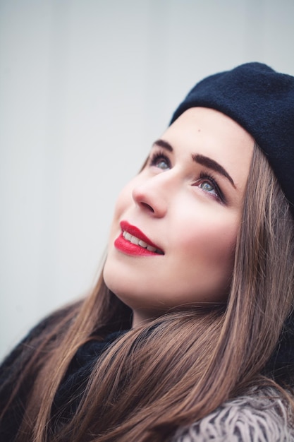 Photo jolie femme regardant à l'extérieur. vêtements à la française