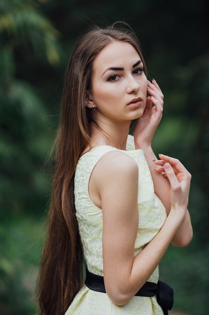 Jolie femme en robe blanche