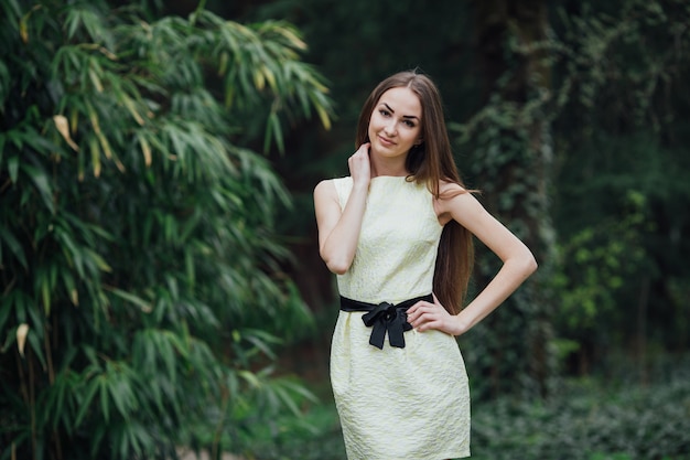 Jolie femme en robe blanche