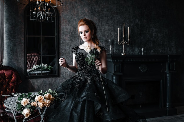 Jolie femme en robe noire à l'intérieur médiéval