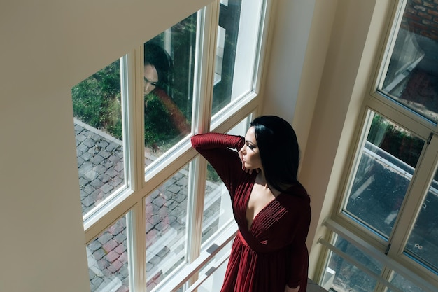 Jolie femme en robe rouge