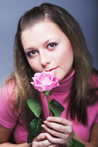 Photo jolie femme avec rose rose