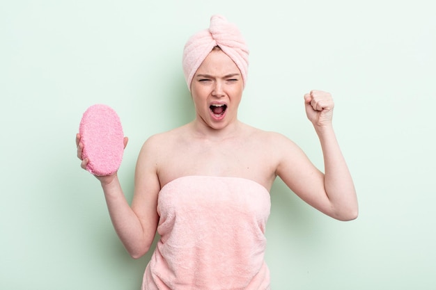 Jolie femme rousse ayant un concept de douche