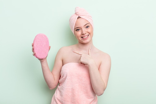 Jolie femme rousse ayant un concept de douche