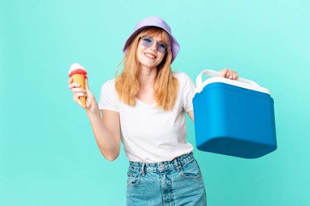 jolie femme rousse et une glace