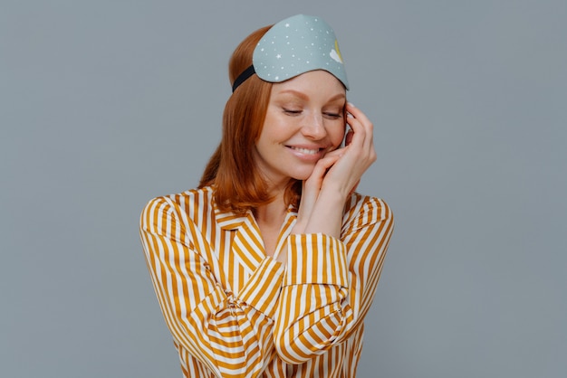 Jolie femme rousse tourne la tête de côté