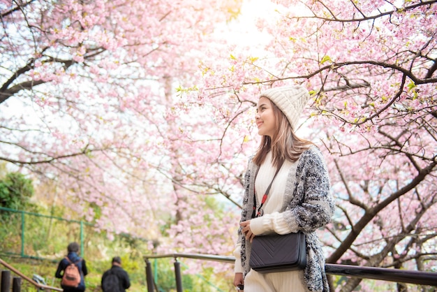 Jolie femme s'amuse avec Cherry Blossom à Matsuda, Japon