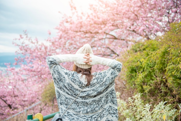 Jolie femme s'amuse avec Cherry Blossom à Matsuda, Japon