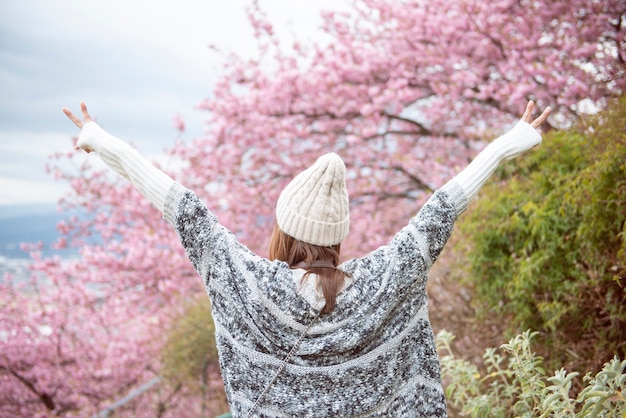 Jolie femme s&#39;amuse avec Cherry Blossom à Matsuda, Japon