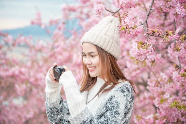 Jolie femme s&#39;amuse avec des fleurs de cerisier à Matsuda, Japon