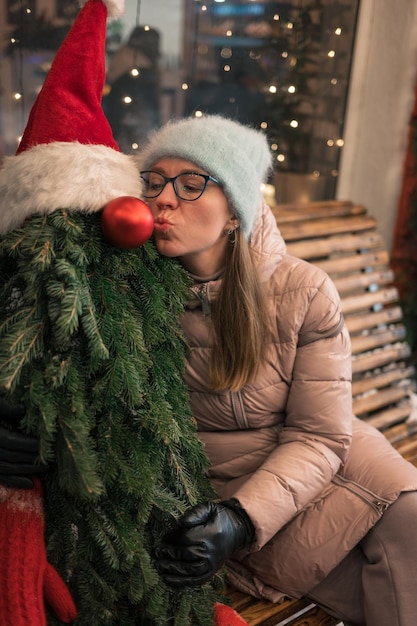 Jolie femme avec sapin décoré mannequin vacances de noël nouvel an ou concept de noël