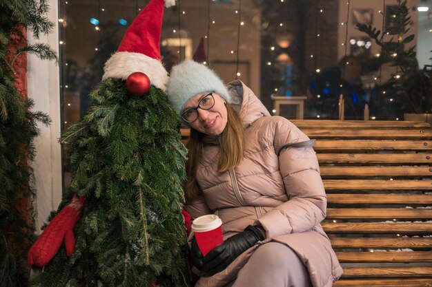 Jolie femme avec sapin décoré mannequin vacances de noël nouvel an ou concept de noël