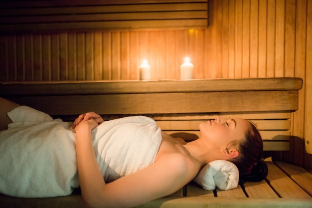 Jolie femme se détendre dans le sauna