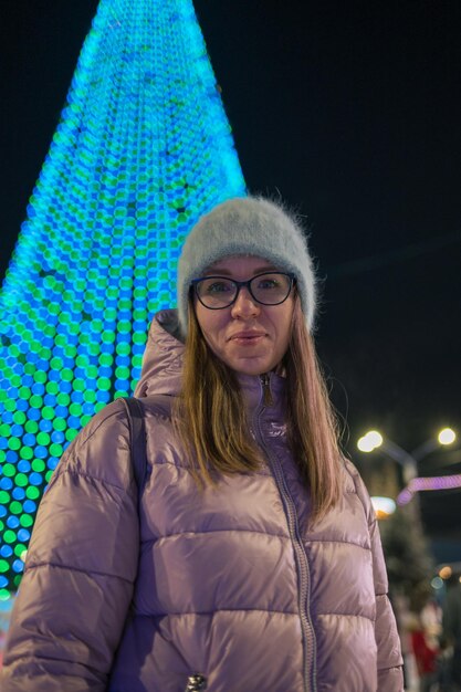 Jolie femme se réveillant dans la nuit du nouvel an, ville, vacances de Noël, nouvel an ou concept de Noël