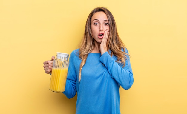 Jolie femme se sentant choquée et effrayée concept de jus d'orange