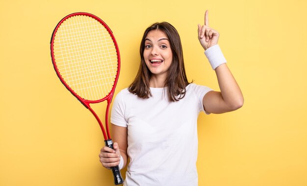 Jolie femme se sentant comme un génie heureux et excité après avoir réalisé un concept d'idée de joueur de tennis