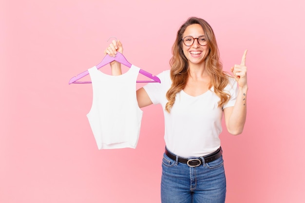 Jolie femme se sentant comme un génie heureux et excité après avoir réalisé une idée et choisi des vêtements