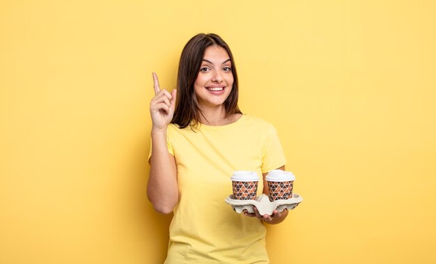 Jolie femme se sentant comme un génie heureux et excité après avoir réalisé une idée de concept de café à emporter