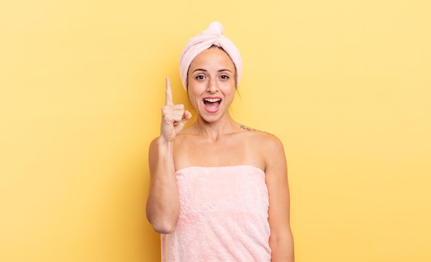 Jolie femme se sentant comme un génie heureux et excité après avoir réalisé une idée. concept de douche et de beauté