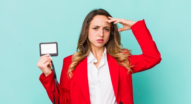 Jolie femme se sentant confuse et perplexe montrant que vous êtes fou